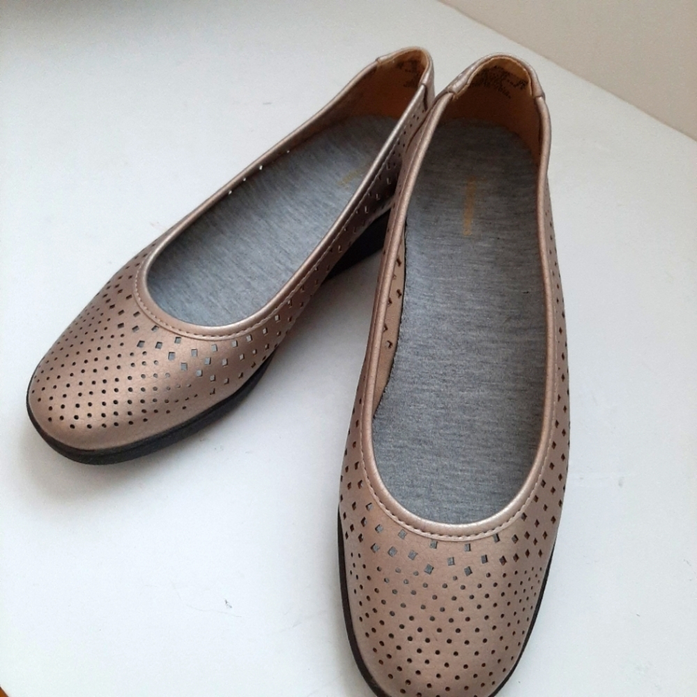 Basic Editions Golden Metallic Shoes - Picture 2 of 7